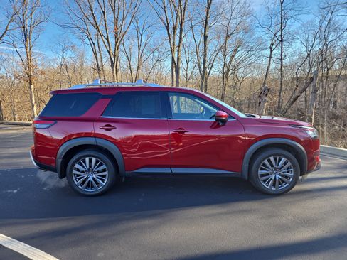 Used 2023 Nissan Pathfinder SL w/ SL Premium Package image 2