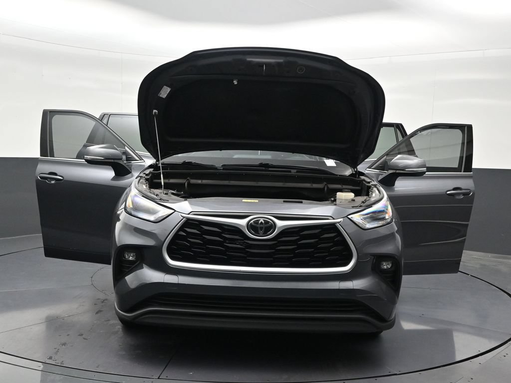 Used 2021 Toyota Highlander XLE AWD/4WD image 36