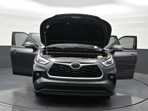 Used 2021 Toyota Highlander XLE AWD/4WD image 36