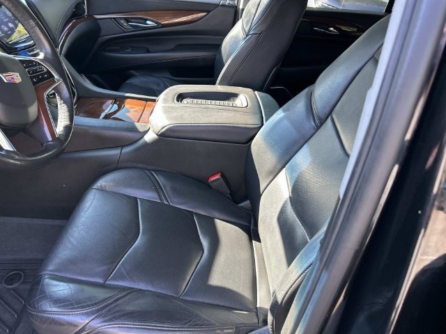 Used 2019 Cadillac Escalade Luxury w/ Escalade Sport Edition AWD/4WD image 16