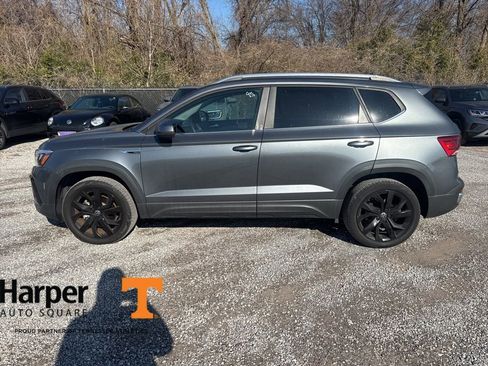 Used 2023 Volkswagen Taos SE w/ Black Wheel Package image 2