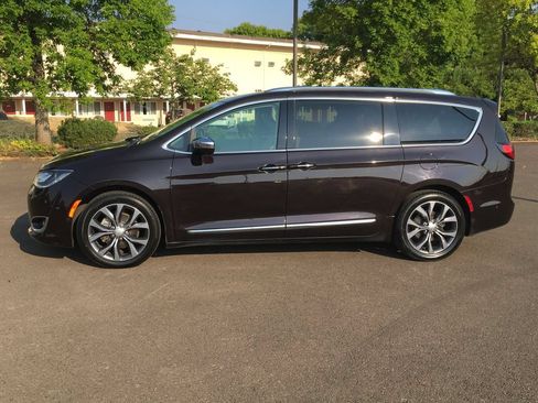 Used 2017 Chrysler Pacifica Limited FWD image 3
