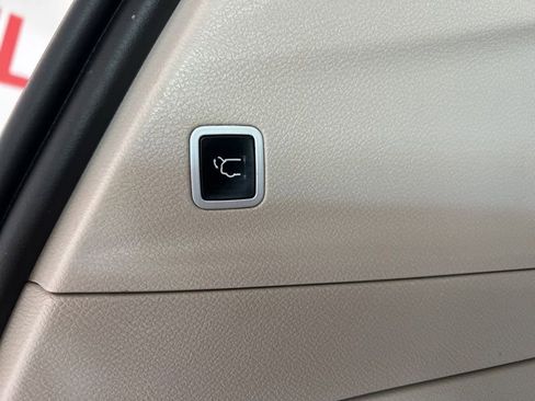 Used 2017 Chrysler Pacifica Touring-L FWD image 9