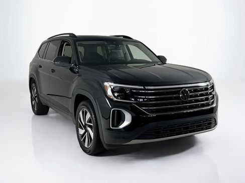 Used 2024 Volkswagen Atlas SE w/ Panoramic Sunroof Package FWD image 7
