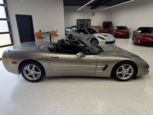Used 2001 Chevrolet Corvette Convertible w/ Preferred Equipment Group2 RWD image 17