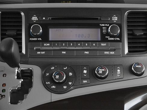 Used 2014 Toyota Sienna LE AWD/4WD image 9
