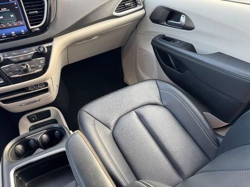 Used 2024 Chrysler Pacifica Touring-L FWD image 22