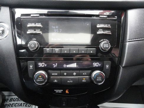 Used 2017 Nissan Rogue SV image 16