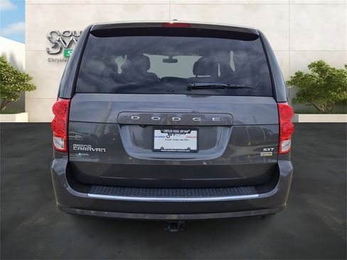 Used 2019 Dodge Grand Caravan SXT image 4