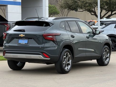 Used 2025 Chevrolet Trax LT image 4