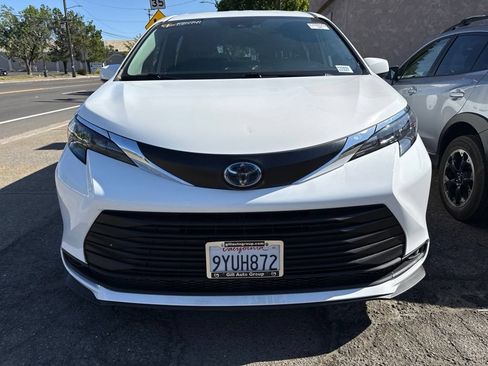 Used 2025 Toyota Sienna LE FWD image 7