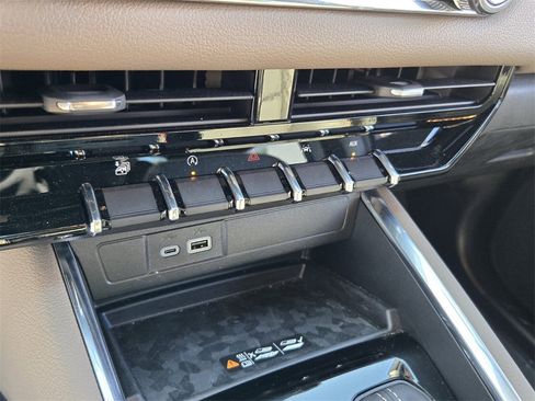 Used 2025 GMC Canyon Denali image 21