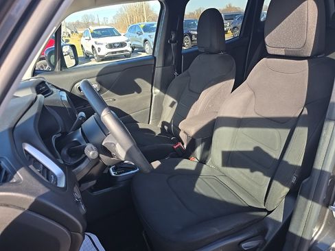 Certified 2019 Jeep Renegade Latitude image 16