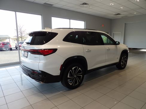 Used 2025 Buick Enclave Sport Touring w/ Super Cruise Package FWD image 4