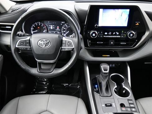 Used 2023 Toyota Highlander XLE image 5