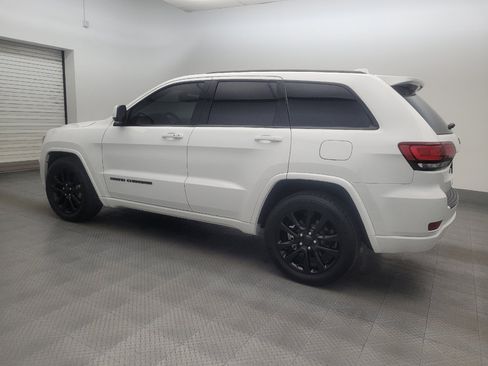 Used 2018 Jeep Grand Cherokee Altitude RWD image 3