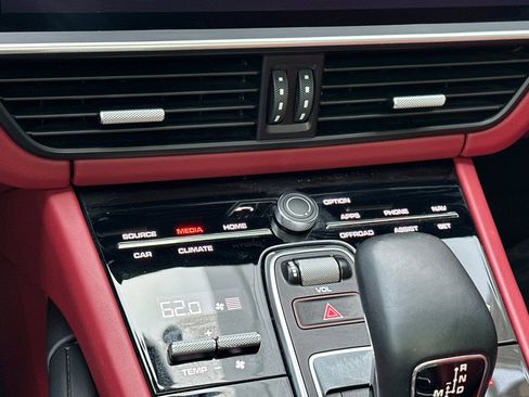 Certified 2023 Porsche Cayenne Platinum Edition image 21