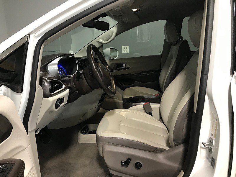 Used 2017 Chrysler Pacifica Touring-L FWD image 10