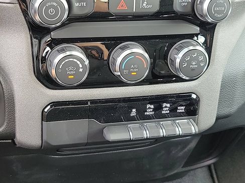 New 2026 RAM 1500 Express AWD/4WD image 17