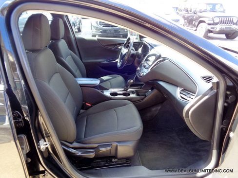 Used 2017 Chevrolet Malibu LT FWD image 18