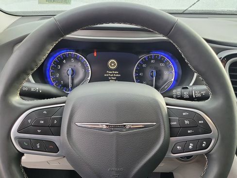 Certified 2024 Chrysler Pacifica Touring-L image 4