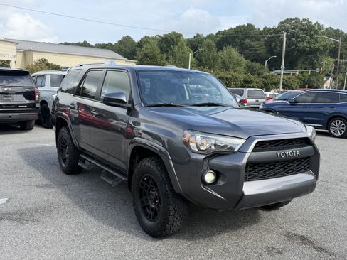 Used 2018 Toyota 4Runner SR5 AWD/4WD image 4
