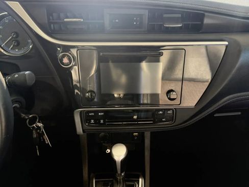 Used 2018 Toyota Corolla SE FWD image 12