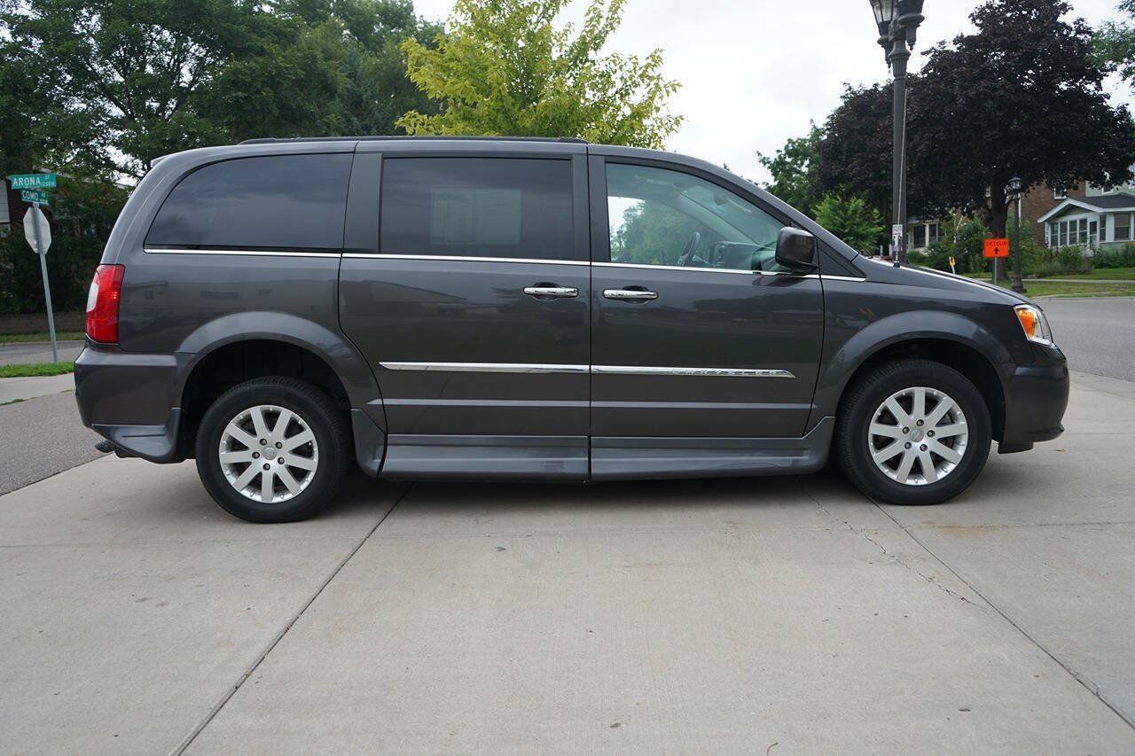 Used 2016 Chrysler Town & Country Touring w/ Driver Convenience Group FWD image 8
