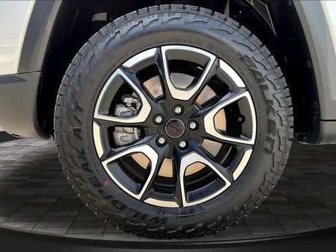 Used 2025 Jeep Compass Trailhawk AWD/4WD image 32