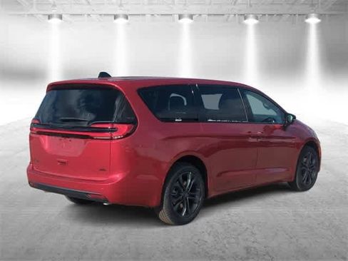 New 2026 Chrysler Pacifica Select image 8