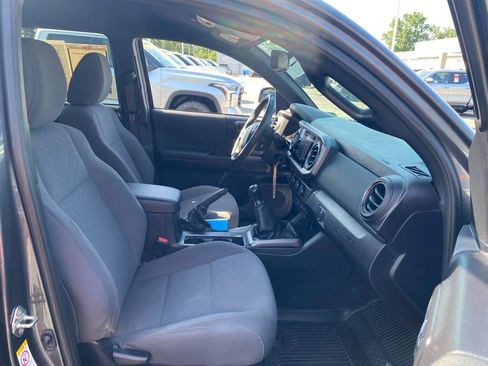 Used 2019 Toyota Tacoma TRD Sport AWD/4WD image 16