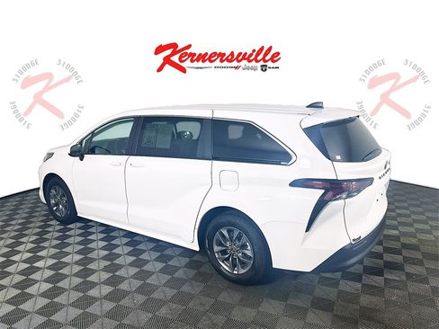 Used 2024 Toyota Sienna LE image 5