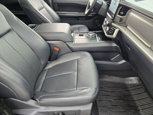 Used 2024 Ford Expedition XLT image 14