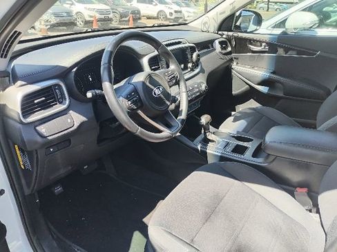 Used 2017 Kia Sorento FWD w/ LX Convenience Package image 3