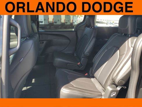 New 2026 Chrysler Pacifica Select image 7