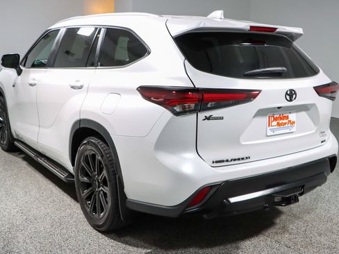 Used 2024 Toyota Highlander XLE FWD image 9