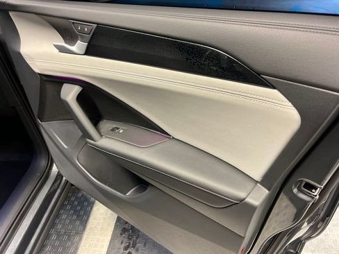 Certified 2025 Volkswagen Tiguan SE FWD image 12