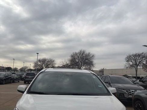 Used 2024 Toyota Sienna LE w/ LE Plus Package image 3