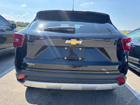 Used 2025 Chevrolet Trax LT FWD image 6