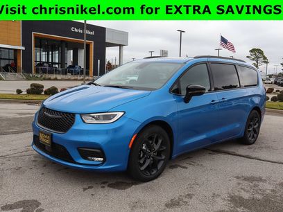 New 2026 Chrysler Pacifica Limited w/ Uconnect Theater Family Group