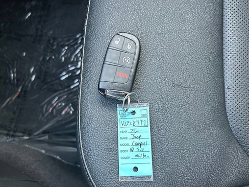 Used 2023 Jeep Compass Latitude AWD/4WD image 43