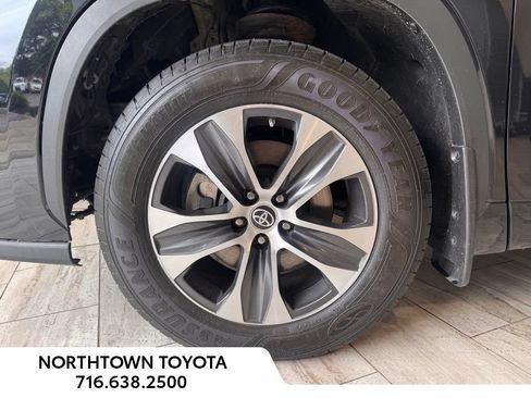 Used 2022 Toyota Highlander XLE AWD/4WD image 25