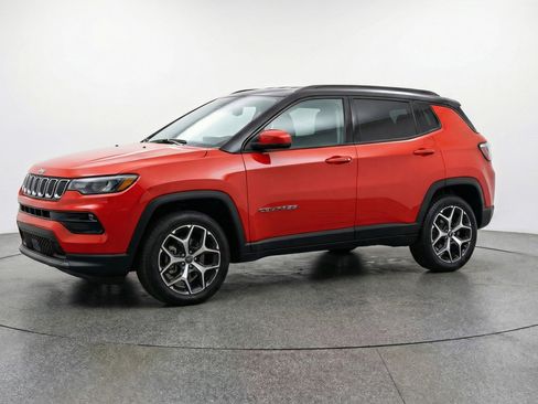 Used 2025 Jeep Compass Limited image 3