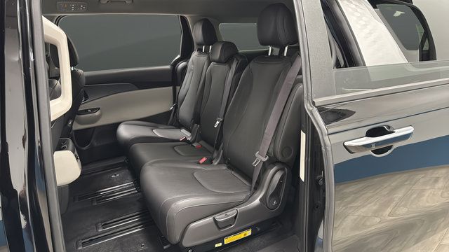 Used 2024 Kia Carnival LX FWD image 22