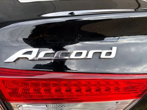 Used 2018 Honda Accord Touring image 30