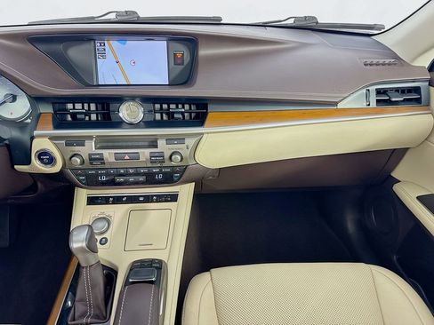 Used 2017 Lexus ES 300h w/ Luxury Package image 25