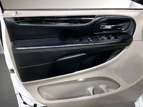 Used 2020 Dodge Grand Caravan SXT image 20