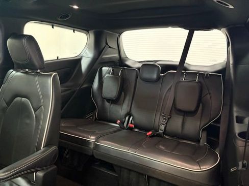 Certified 2025 Chrysler Pacifica Limited image 21
