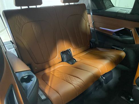 Used 2025 BMW X7 xDrive40i w/ M Sport Package image 11