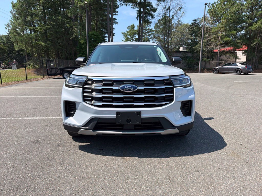 Used 2025 Ford Explorer Active AWD/4WD image 3